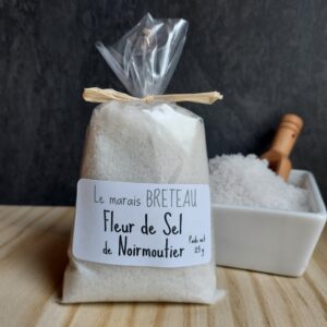 Fleur de Sel de Noirmoutier - Sachet en plastique (125g) La Fleur de Sel de Noirmoutier est un joyau culinaire récolté à la main sur l'île de Noirmoutier. Ce sel marin de haute qualité est connu pour sa pureté, son goût délicat et sa texture légère et croustillante. Les paludiers de Noirmoutier récoltent la fleur de sel à la main, préservant ainsi l'écosystème des marais salants. Ce processus artisanal garantit un produit pur et sans additifs, riche en minéraux et oligo-éléments. Non raffinée, la Fleur de Sel de Noirmoutier offre une saveur douce et subtile. Sa texture légère fond en bouche, rehaussant les plats de manière raffinée. Idéale pour viandes, poissons, légumes et desserts, elle apporte une touche finale parfaite à vos créations culinaires. Ce sachet en plastique de 125g maintient la fraîcheur et les arômes de la Fleur de Sel de Noirmoutier. Pratique, il protège le sel de l'humidité et des impuretés, garantissant une utilisation prolongée. Découvrez la Fleur de Sel de Noirmoutier, un produit d'exception qui apporte authenticité et raffinement à votre cuisine.