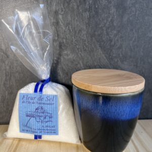 pot fleur de sel de Noirmoutier en gré artisanal émaillé bleu foncé grand bleu et son couvercle en bois. fleur de sel de Noirmoutier