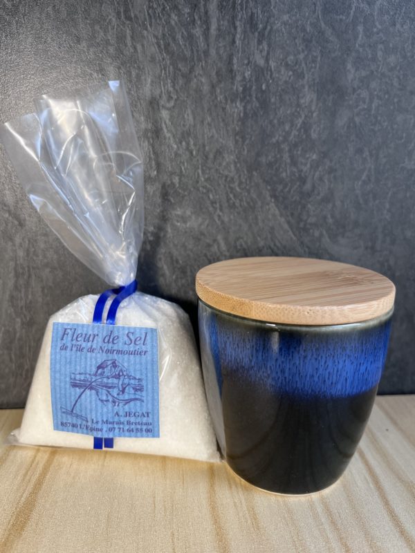 pot fleur de sel de Noirmoutier en gré artisanal émaillé bleu foncé grand bleu et son couvercle en bois. fleur de sel de Noirmoutier