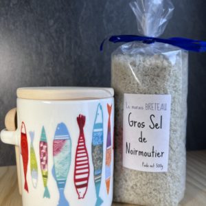 Pot à sel de Noirmoutier en céramique, décoré de poissons en forme de sardines multicolores avec sa cuillère en bois. Un sachet de gros sel de Noirmoutier de 500g