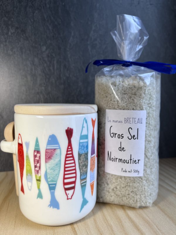 Pot à sel de Noirmoutier en céramique, décoré de poissons en forme de sardines multicolores avec sa cuillère en bois. Un sachet de gros sel de Noirmoutier de 500g