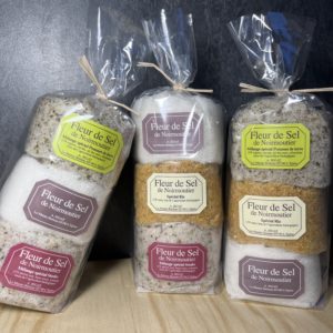 Trio de fleur de sel de Noirmoutier: 3 sachets de 100g de fleur de sel de Noirmoutier nature ou aromatisées au choix. Un petit cadeau original pour apporter votre grain de sel à vos plat