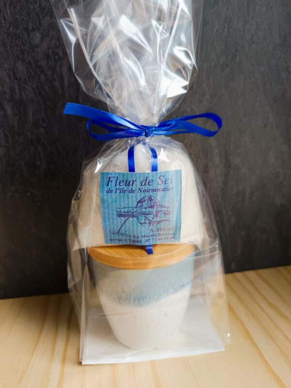 coffret caraïbe, petit pot en gré bleu lagon et blanc, et son sachet de 125g de fleur de sel de Noirmoutier