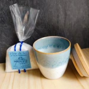 coffret caraïbe, petit pot en gré bleu lagon et blanc, et son sachet de 125g de fleur de sel de Noirmoutier