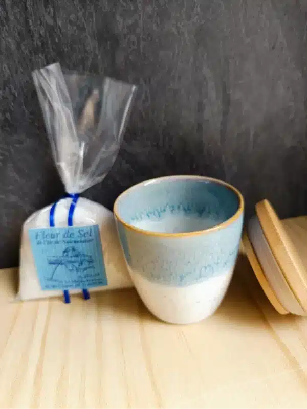 coffret caraïbe, petit pot en gré bleu lagon et blanc, et son sachet de 125g de fleur de sel de Noirmoutier