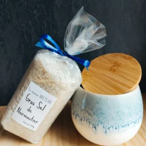 pot à sel de Noirmoutier , couleur caraïbe ( bleu lagon et blanc, avec un sachet de 500g de Gros sel.