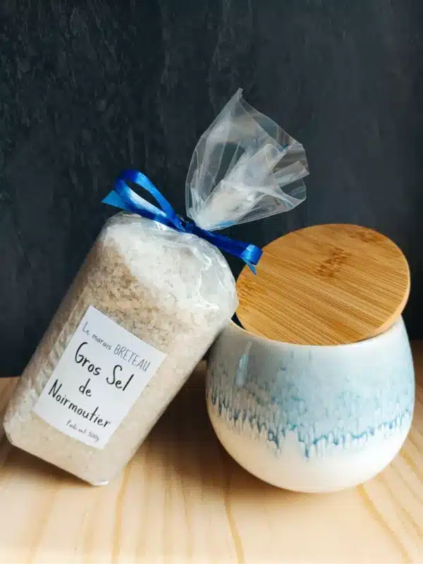 pot à sel de Noirmoutier , couleur caraïbe ( bleu lagon et blanc, avec un sachet de 500g de Gros sel.